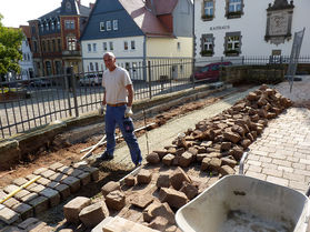 Pflaster- und Treppenarbeiten an St. Crescentius (Foto:Karl-Franz Thiede)